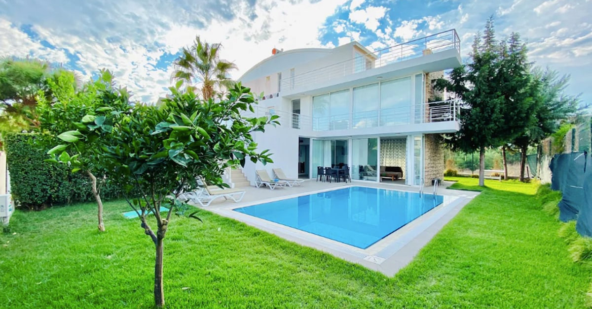 Bahçesi ve Kış İçin Isıtmalı Havuzu Olan, Modern Kiralık Villa, Belek