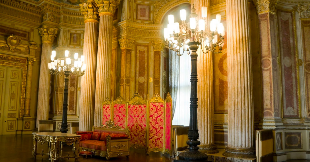 Dolmabahçe Sarayı'nın Tarihi ve Hikayesi