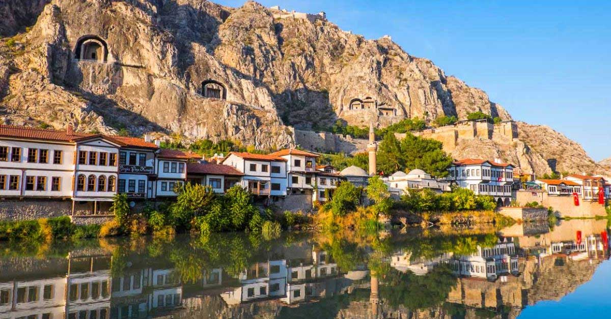 Yalıboyu Evleri: Osmanlı Mimarisi ve Nehir Kenarının Büyüsü