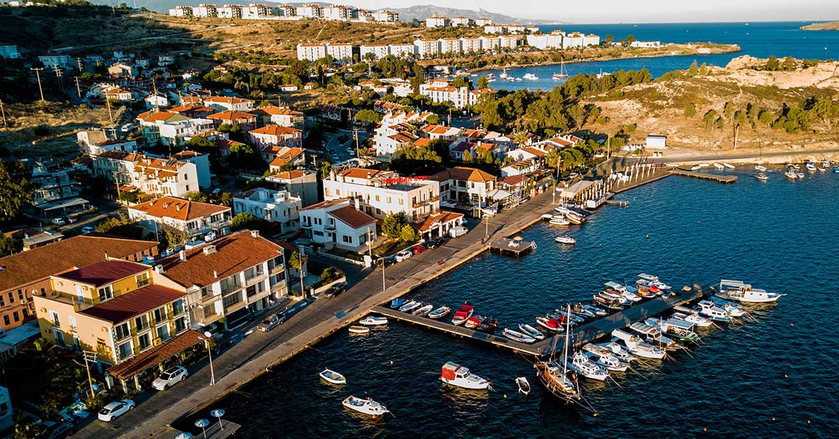 Alışveriş ve Hediyelik Eşyalar: Eski Foça'nın Renkli Çarşıları