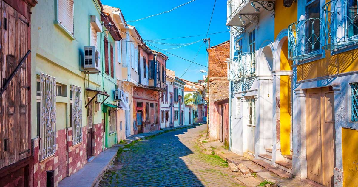 Ayvalık Sokakları: Tarihle İç İçe Bir Yürüyüş