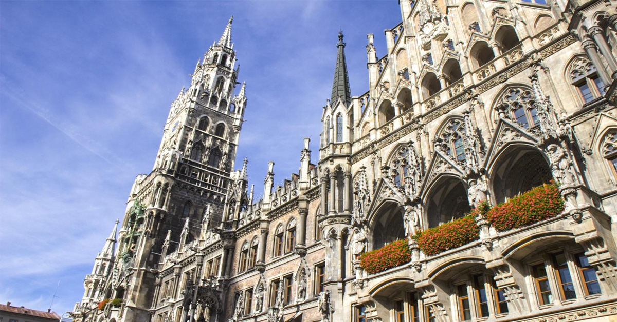 Marienplatz ve Yeni Belediye Binası (Neues Rathaus)