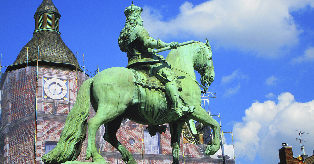 Rathaus ve Wilhelm II. Anıtı