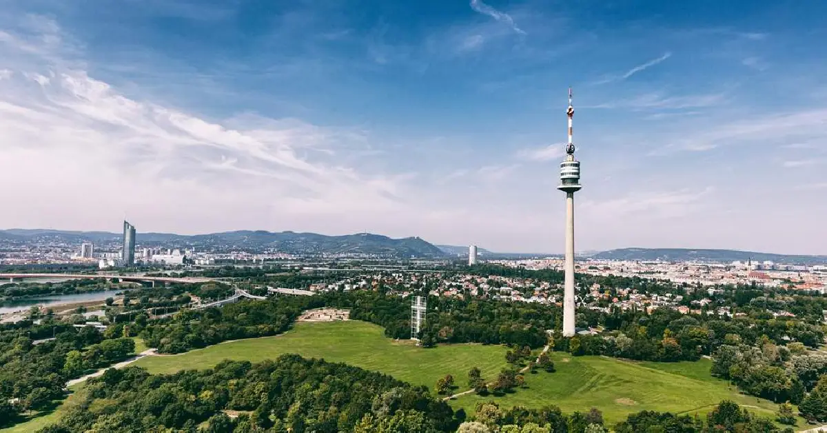 Donauturm Kulesi