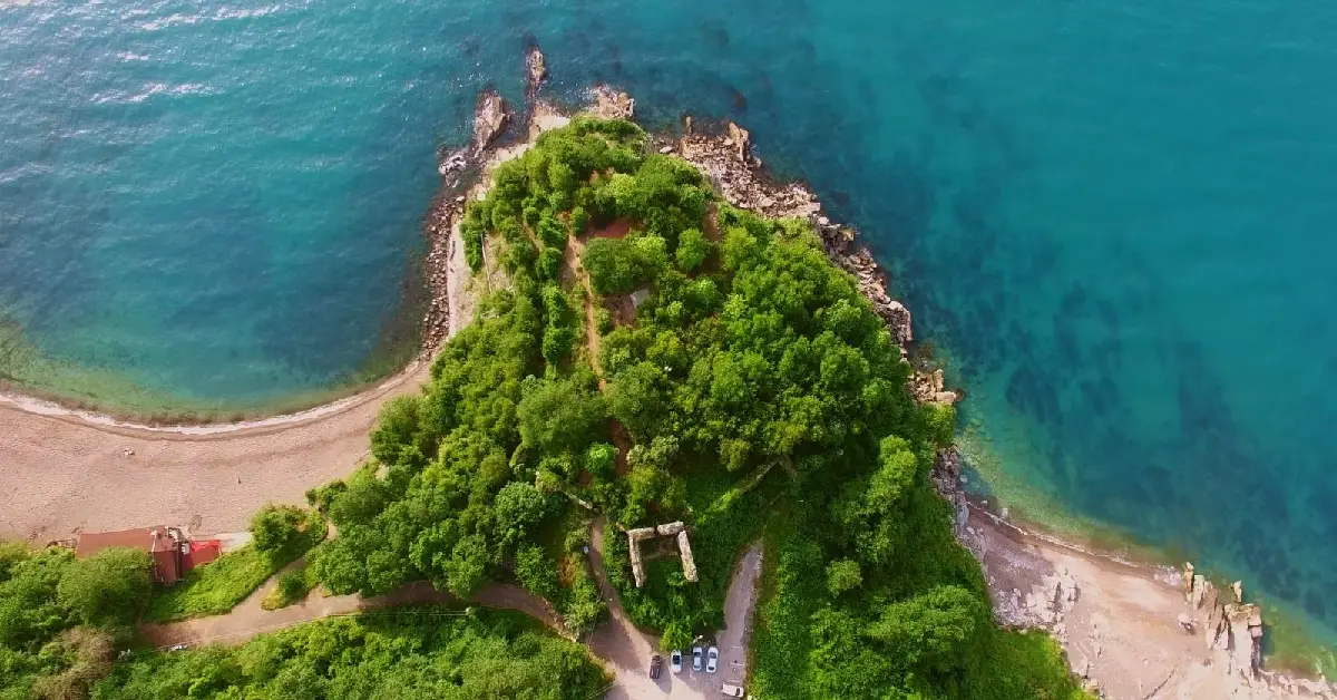 Ceneviz Kalesi ve Plajı