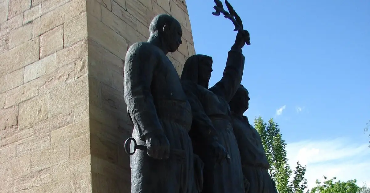 İsmet İnönü Heykeli