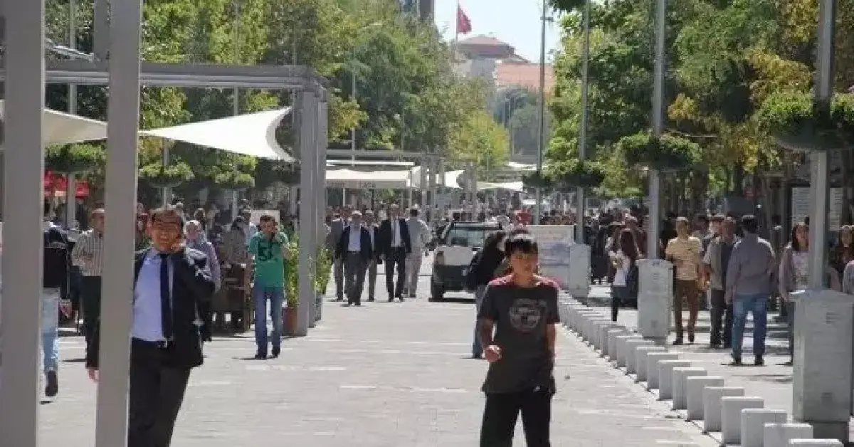 İsmet Paşa Caddesi