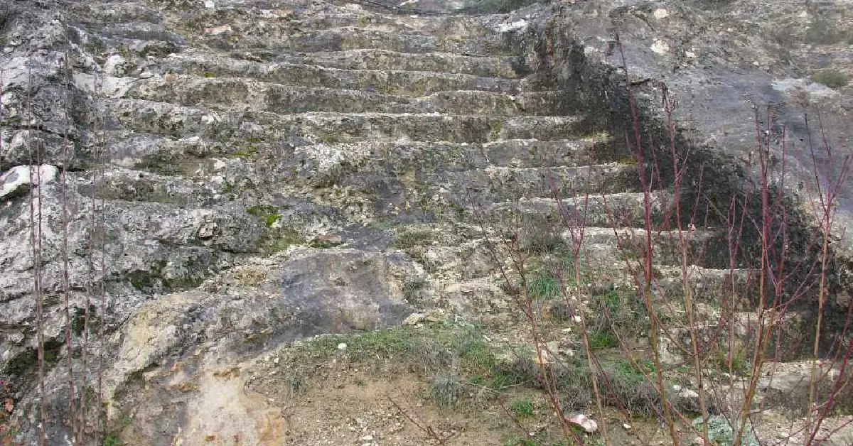 merdivenli kaya