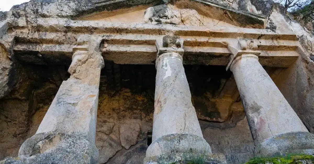 İstefan Kaya Mezarları