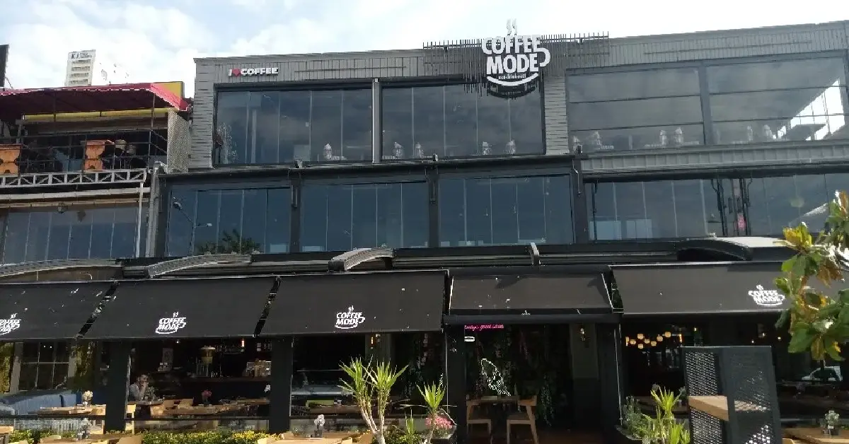 Queen Medusa Lounge