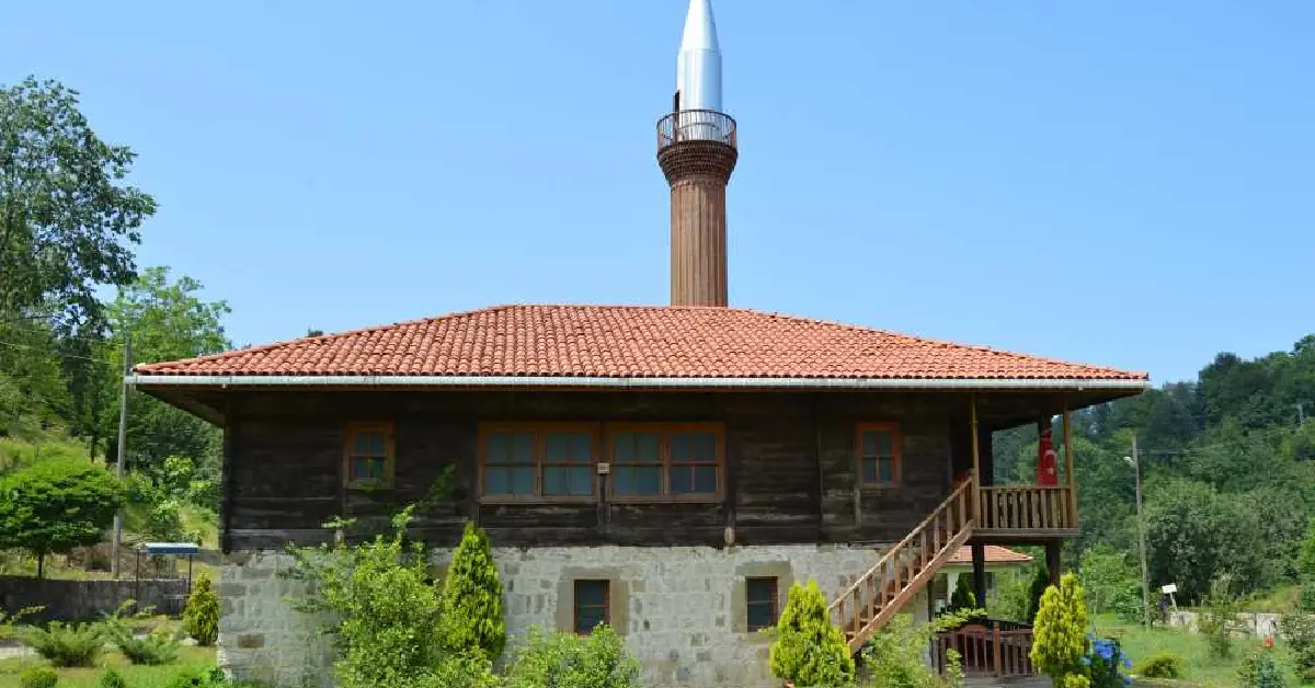 Tarihi Hemşin Köyü Ahşap Camii