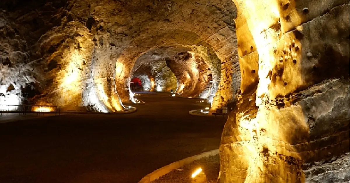 Tarihi Babek Mağarasi
