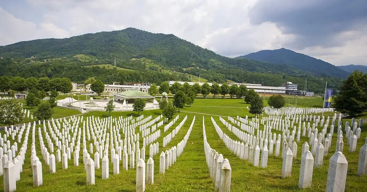 Srebrenitsa Soykırım Anıtı