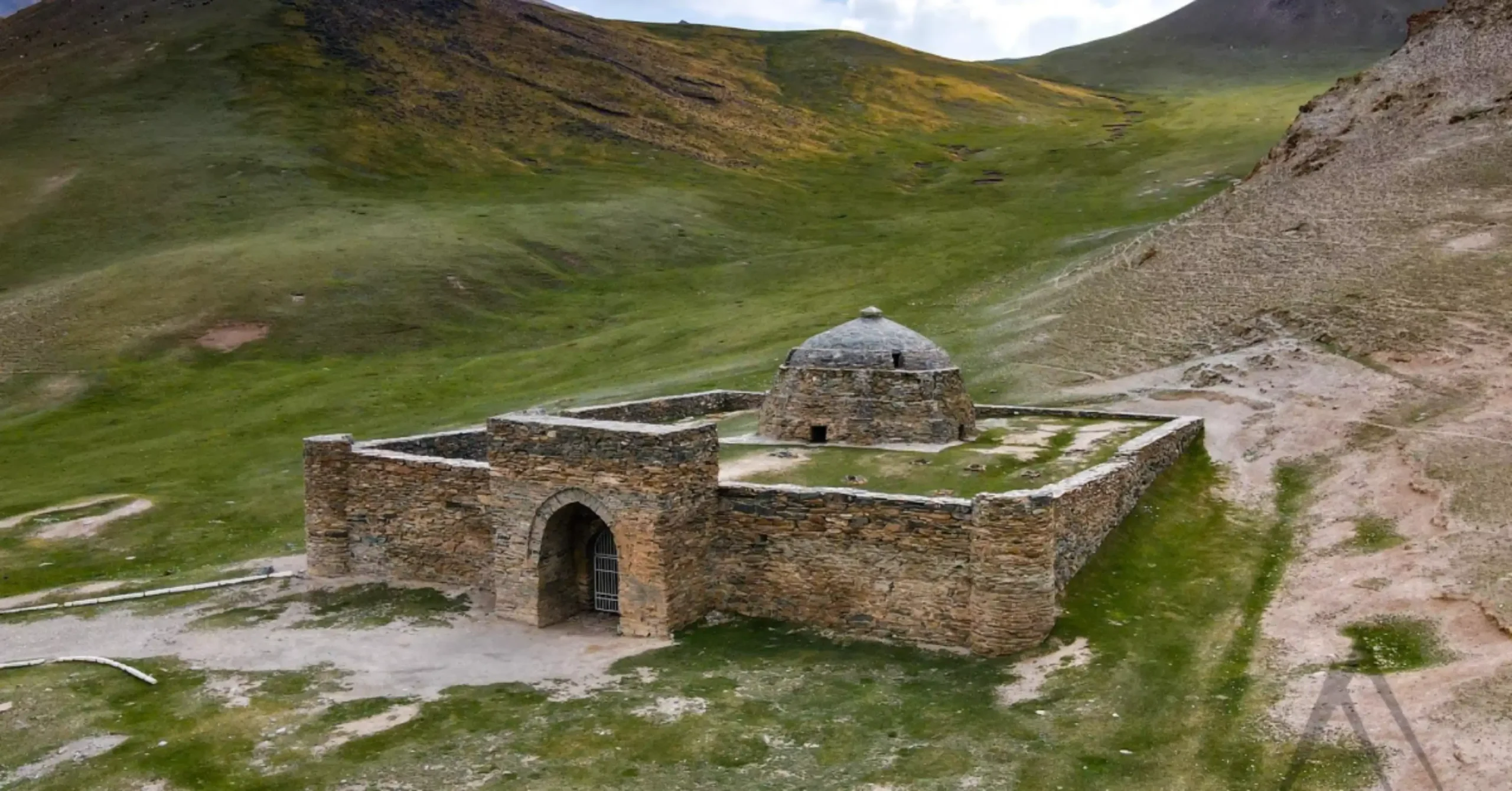 Tash Rabat Kervansarayı