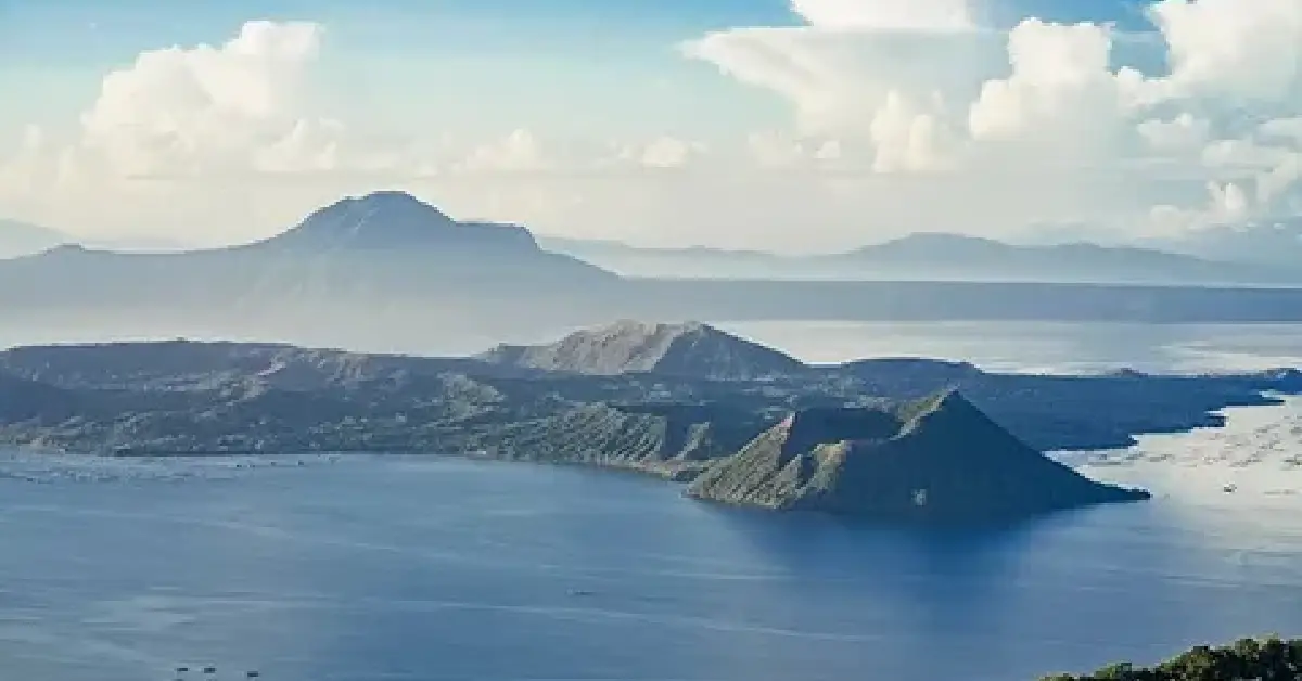 Taal Yanardağı ve Gölü
