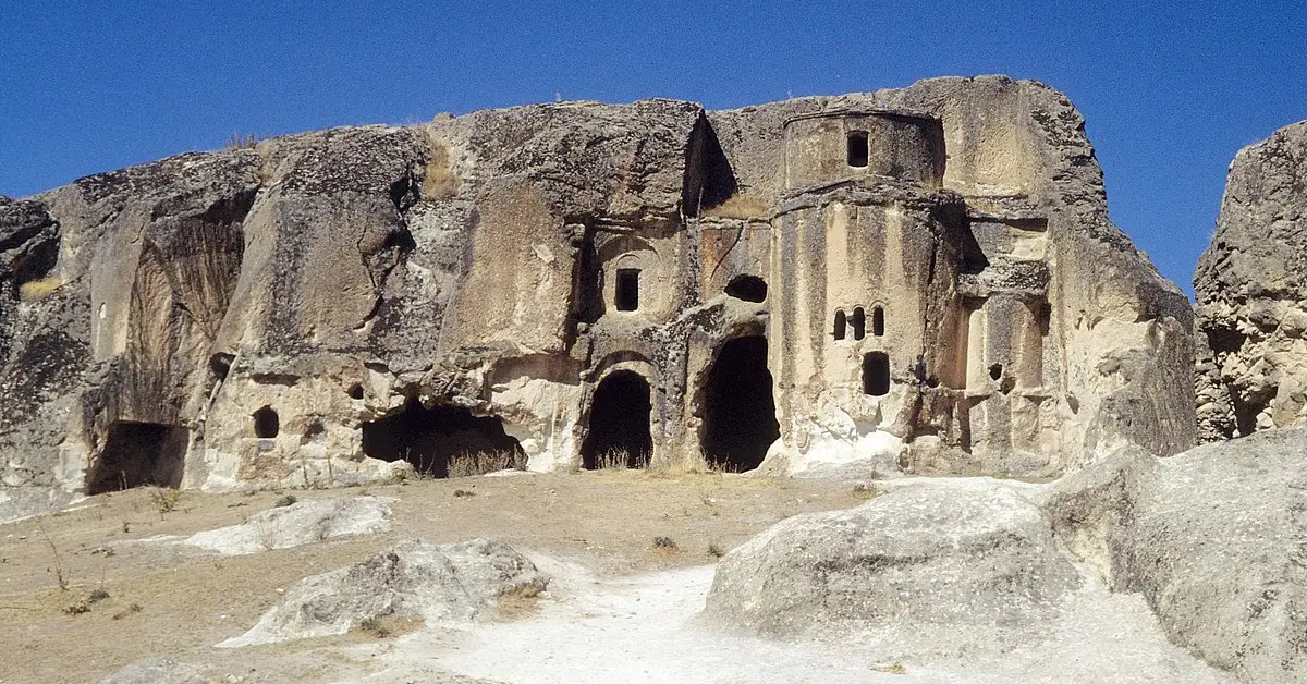 Ayazini Köyü ve Kaya Mezarları
