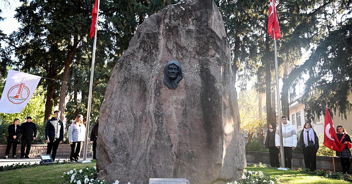 Zubeyde Hanim Anit Mezari
